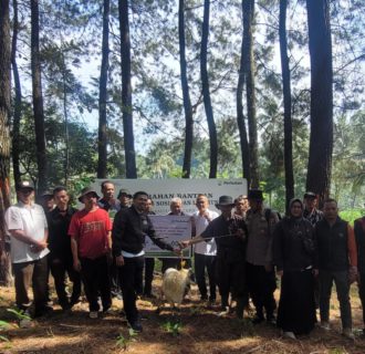 Perhutani Bandung Utara Melalui Program TJSL Salurkan Hewan Kurban Kepada Penyadap Getah Pinus di Subang