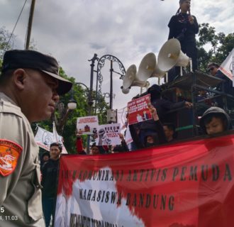 Masa dan Aktivis Pemuda Datangi PN Bandung, Tolak Intervensi oleh Terdakwa