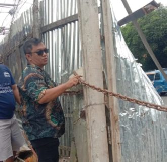 Massa IPK Siantar Kembali Segel Pintu Gerbang Utama Pembangunan GOR Merdeka