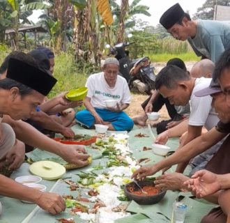 Warga Galeong Gelar Gotong Royong di Lokasi Pembangunan Majlis Ta’lim An Nuairoh