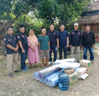 Gerakan Rakyat Indonesia Bersatu Kabupaten Way Berikan Bantuan kepada Korban Kebakaran