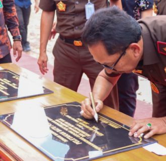 Kajati Riau Letakkan Batu Pertama Pembangunan Gedung dan Dermaga Penyimpanan Barang Bukti