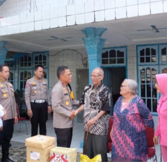 Anjangsana Wakapolda Riau ke Rumah KBP (P) MS Marolop Marbun dalam Rangka Hari Bhayangkara ke-78