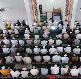 Bupati Tanjabbar Gelar Safari Jum’at di Masjid Al-Baitul Atiq Kelurahan Kampung Nelayan