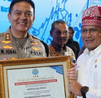 Kapolda Riau Terima Penghargaan P4GN dari Kepala BNN RI