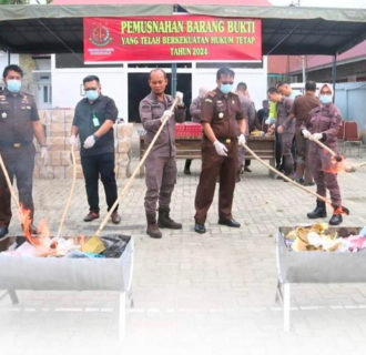 Kepala Kejaksaan Negeri Tanjungbalai Melakukan Pemusnahan Barang Bukti