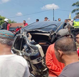 Mobil Kijang Innova Disambar Kereta Api Sri Bilah