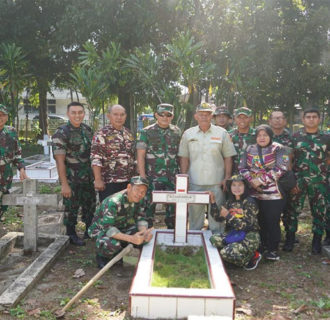 Kolonel INF Tagor Rio Pasaribu SE Didampingi Letkol CPL Bomen Situmorang SPd MH Melaksanakan Pembersihan di TMP Nagur