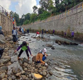 Peringati Hari Lingkungan se-Dunia di Kabupaten Ciamis Diwarnai dengan Aksi Bersih-bersih Sampah di Sungai Cileueur