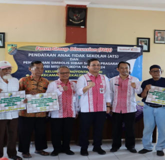 Serahkan Hibah Sarpras bagi Kelurahan Noyontaansari, Aaf: Semoga Menambah Kerukunan dan Semangat Warga