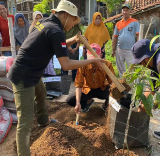 Tanam Bibit Buah Dengan Planter Bag, Upaya Kelurahan Padukuhan Kraton Adaptasi Perubahan Iklim