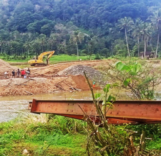 Titian Buai Sungai Abai Wajib Dibongkar Menganggu Kelancaran Aliran Dua  Sungai