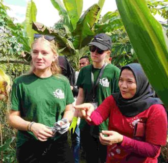 Kunjungan Para Pelajar Belanda di Desa Sukawening, Ikut Memanen Jagung dan Singkong