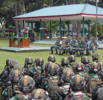 Danrindam I/BB Selaku Wakil Komandan Latihan Menutup Latihan Proglatsiapops Sistem Blok Satgas Pamtas RI-PNG