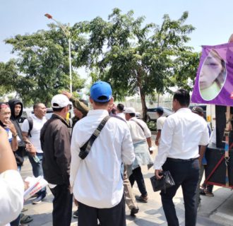 Keluarga Korban KDRT Gelar Demo di PN Jakut, Ada Apa??