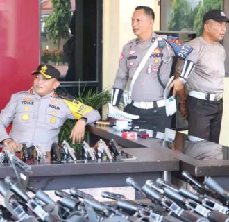 Kapolres Tanjungbalai Periksa Senjata Api Seluruh Personel