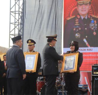 Serahkan Penghargaan di HUT Bhayangkara Ke-78, Pj Gubernur Riau: Mari Bersama Kita Dukung Polri