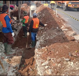 Warga Apresiasi Proyek Drainase di Jalan Wibawa Mukti II Jati Asih