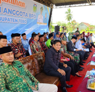 Anggota DPRD Jambi Al Mashuri dan Supeno Hadiri Pengukuhan Kades dan BPD se-Kabupaten Tebo