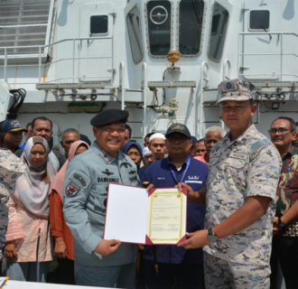 Bakamla RI Jemput 16 Nelayan Indonesia Yang Ditangkap Malaysia