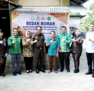 Kejati Riau Gelar Aksi Sosial Bedah Rumah dalam Rangka HBA Ke-64 dan HUT IAD Ke-XXIV