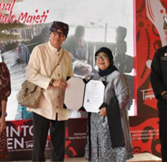 Penjabat Wali Kota Banjar Menerima Sertifikat Kekayaan Intelektual Komunal Tahun 2024