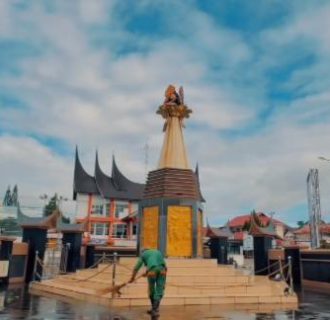 DLH Bukittinggi Bersihkan Jam Gadang dan Tugu Polwan