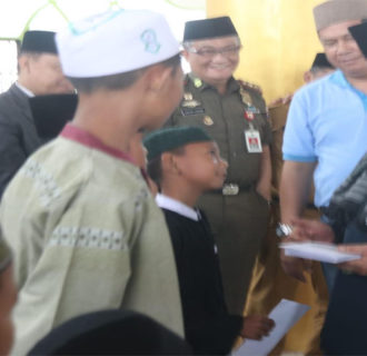 Wagub Sani Berikan Santunan Kepada Anak Yatim Piatu se-Kecamatan Betara