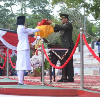 Hadir Dalam Upacara Penurunan Bendera Merah Putih, Dandim 0427/Way Kanan Sebagai Inspektur Upacara