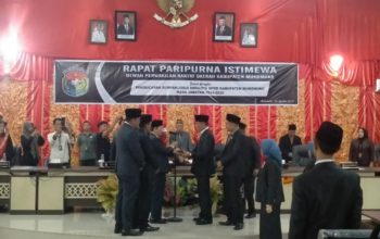 25 Dewan Terpilih Dilantik, Mantan Ketua DPRD Mukomuko Serahkan Palu Sidang