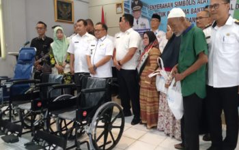 Penyerahan Simbolis Alat Bantu Disabilitas di Kecamatan Rawalumbu oleh Pj Wali Kota Bekasi