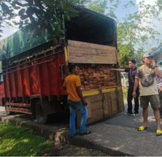 Diduga Hasil Ilegal Loging, Polres Sijunjung Amankan Truck Bermuatan Kayu Olahan