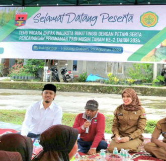 Wako Erman Berbaur Dengan Petani Ladang Cakiah Untuk Masa Tanam Padi 2024