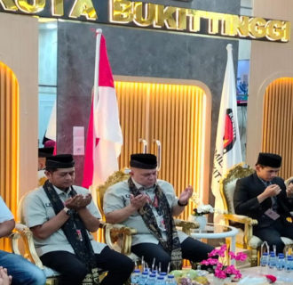 Nofil-Fresdo Diusung Ratusan Warga Menuju KPU Bukittinggi