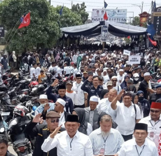 Tak Terbendung Paslon Hairan-Amin Diantar Masyarakat Daftar ke KPU Tanjabbar