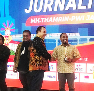 Ketua PWI Pusat, Zulmasyah Sekedang saat pemberian piala kepada pemenang Anugrah Jurnalistik MH Thamrin PWI Jaya