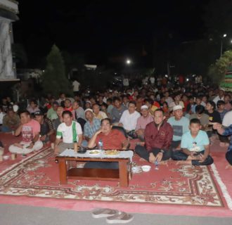 Bupati Tanjabbar Nobar Warga Laga Indonesia vs Australia di Rumdis