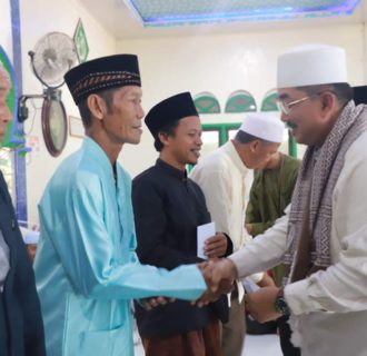 Bupati Anwar Sadat Berikan Bantuan Untuk Masjid Jami Nurul Iman Desa Parit Bilal