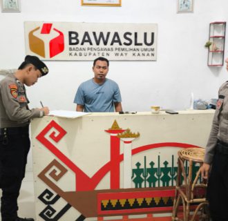 Jamin Keamanan Pilkada 2024, Polisi Tingkatkan Pengamanan di Kantor Bawaslu Way Kanan