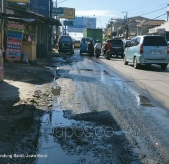 Luberan Air Paret Ganggu Lalu Lintas di Jalan Raya  Padalarang, Warga Desak Pemerintah Segera Bertindak