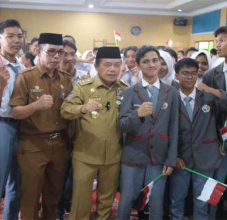 Gubernur Al Haris: Serahkan Bantuan Dumisake 1.259 Siswa Tidak Mampu di Kota Jambi