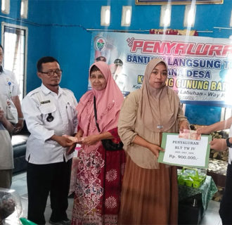 Pemerintah Kampung Gunung Baru Bagikan BLT DD dan Insentif Aparatur Kampung