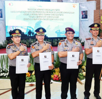 Dirreskrimsus, Kabidhumas, dan Kabidkum Polda Metro Jaya Terima Brevet Setia Waspada dari Danpaspampres