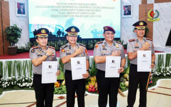 Dirreskrimsus, Kabidhumas, dan Kabidkum Polda Metro Jaya Terima Brevet Setia Waspada dari Danpaspampres