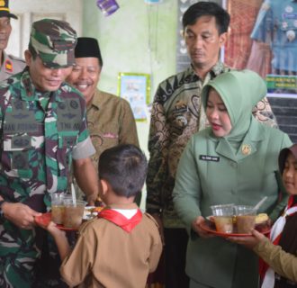 Peduli Gizi Anak, Kodim 0427/Way Kanan Kembali Mengadakan Dapur Masuk Sekolah