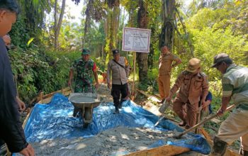 Babinsa Koramil 10/TJ, H Sinurat Ikut Serta Pengerasan jalan Desa Pulo Bayu