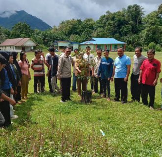 Penyerahan Bibit Durian Musang King kepada Agro Forestry Serta Bimtek Pemeliharaan KUPS Peternakan pada HKM Beganak Desa Maragun