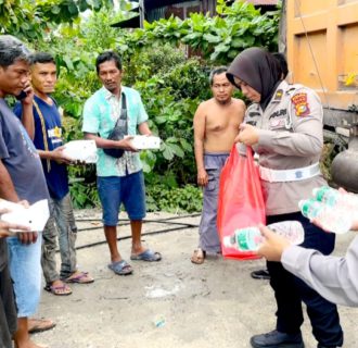 Ditlantas Polda Riau Bagikan Nasi Kotak dan Sosialisasikan Keselamatan Lalu Lintas untuk Pilkada Damai 2024