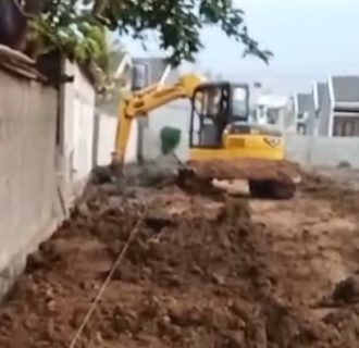 Warga Sukasari Demo Proyek Tanpa Izin