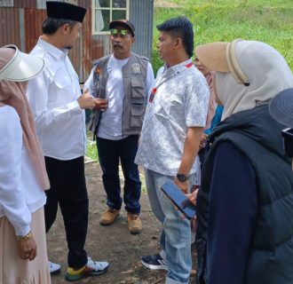 Erman Safar – Heldo Aura Sambangi Warga Sakit di Kelurahan Tarok Dipo 